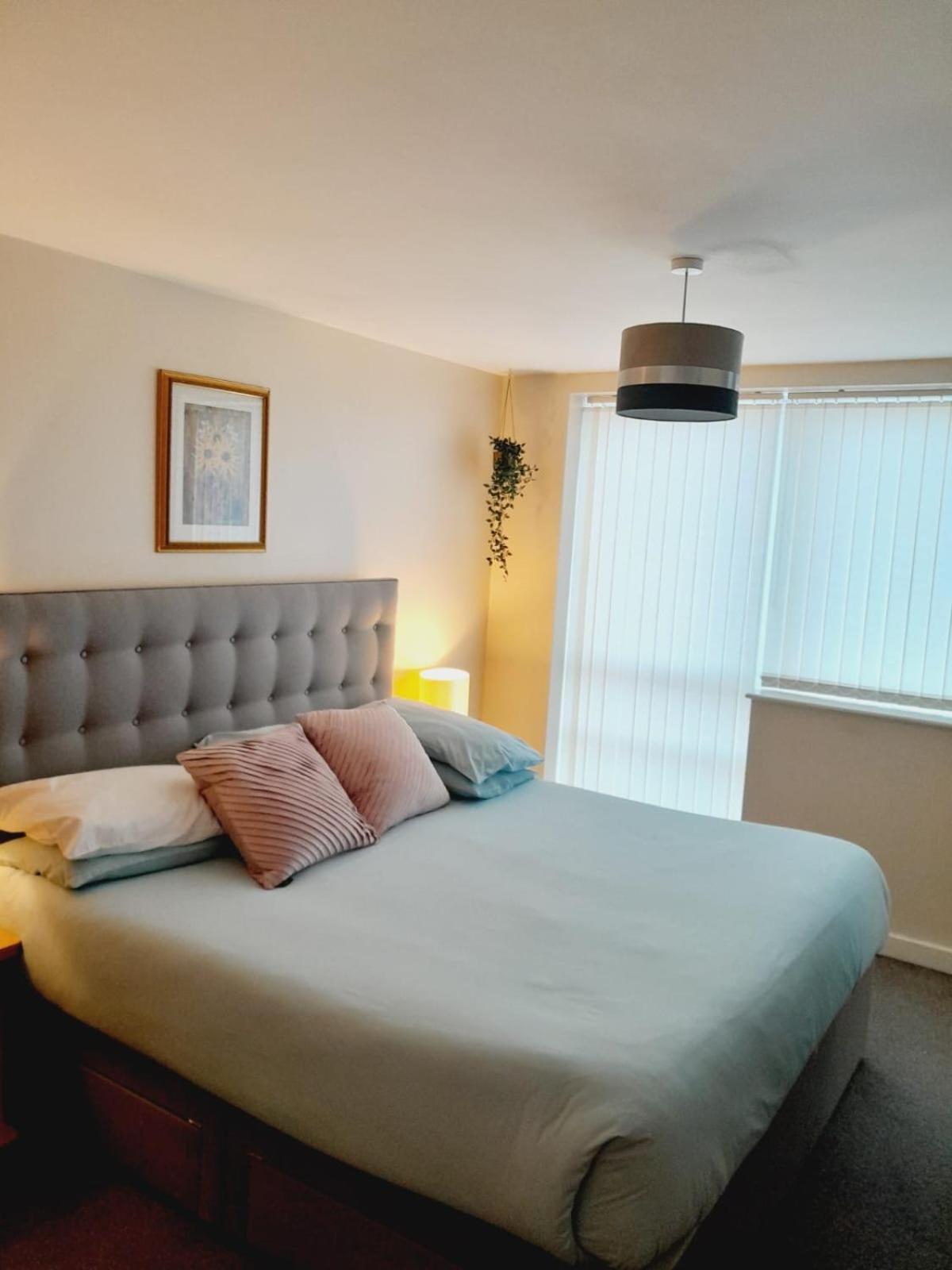 Modern 2 Bed, 2 Bath Near Etihad Stadium And Coop Live Apartment *